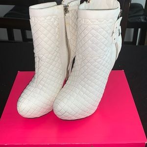 White quilted pattern ankle boot heels. Size 7. A Sophia & Lee design.